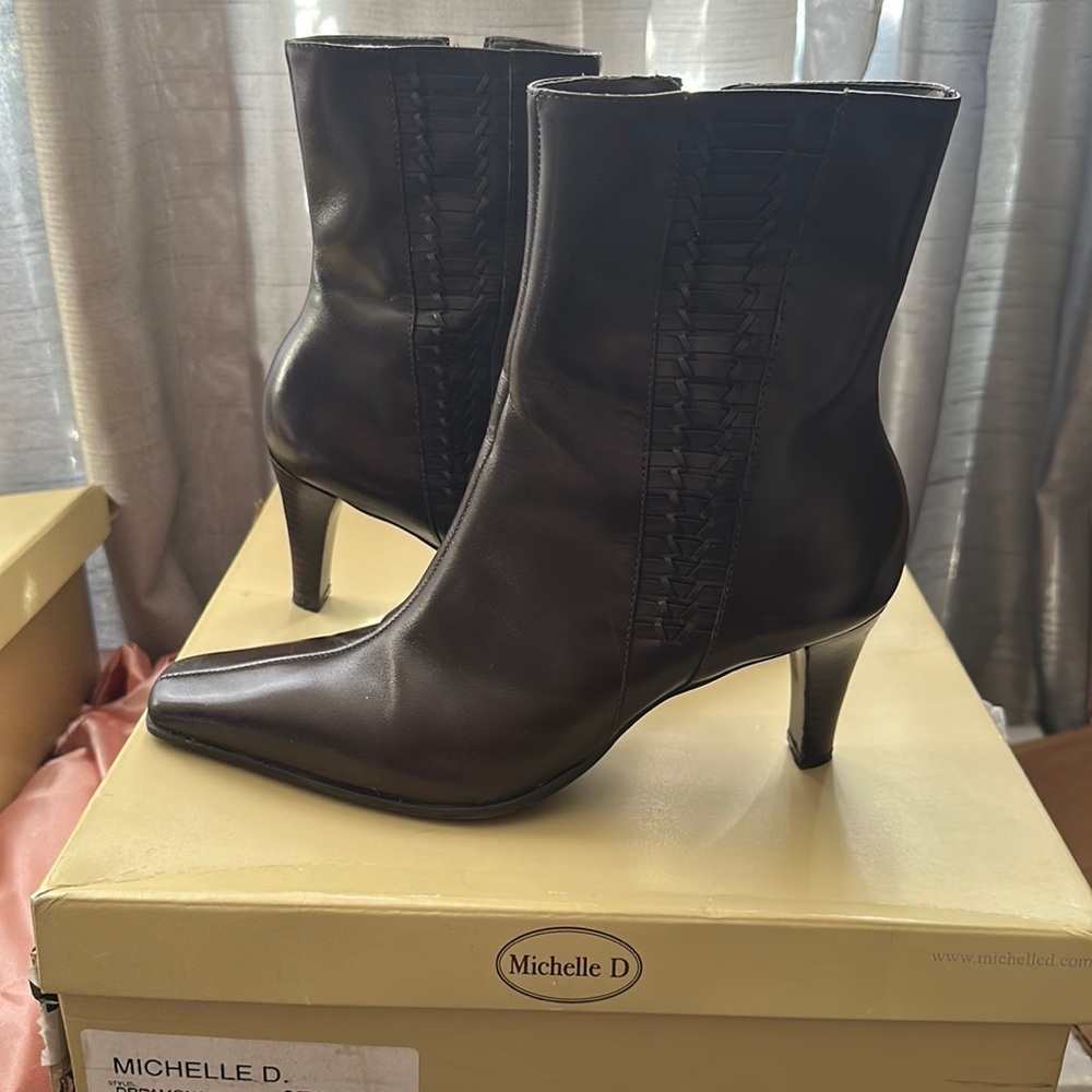 Brown super cute Michelle D (Dillards Brand) boots. Size 7.